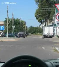 Разрешено ли Вам, управляя грузовым автомобилем с технически допустимой общей массой не более 3,5 тонны, повернуть направо на показанном перекрёстке?