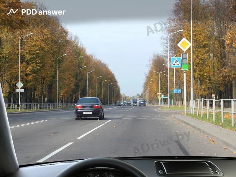 Как безопаснее всего проехать перекрёсток, если при приближении к нему Вы видите зелёный мигающий сигнал светофора?