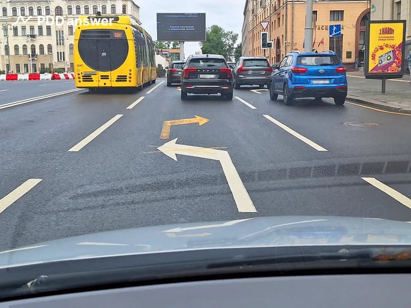 В каком направлении Вам, управляя легковым автомобилем, разрешено продолжить движение на ближайшем перекрёстке из занимаемой полосы движения?