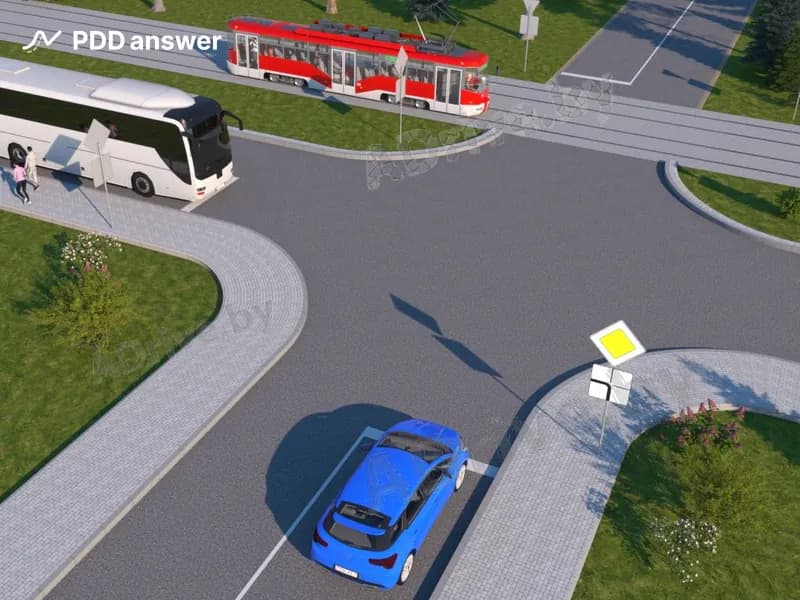 При проезде показанного на рисунке перекрёстка водитель легкового автомобиля: