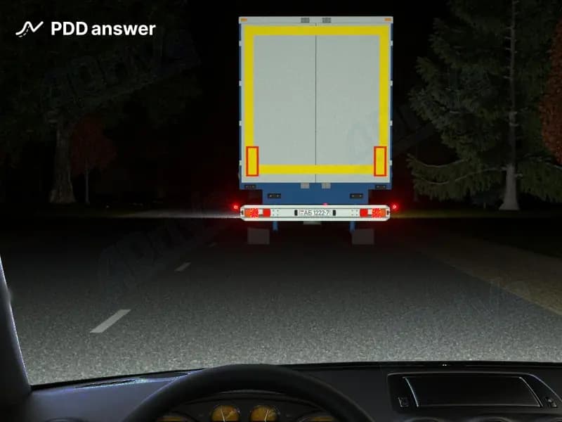 Как Вам следует поступить, управляя автомобилем со стажем вождения до двух лет, если Вы приблизились к грузовому автомобилю, двигающемуся со скоростью около 65 км/ч с включенным ближним светом фар по дороге вне населённого пункта?