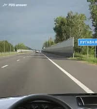 За дорожным знаком с синим фоном на показанном участке дороги: