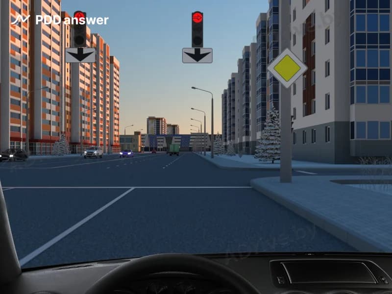 Как должен поступить водитель, если над полосой движения, по которой он движется, расположен показанный на рисунке светофор?