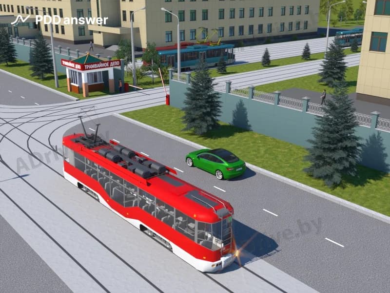 Должен ли водитель зелёного легкового автомобиля уступить дорогу трамваю?