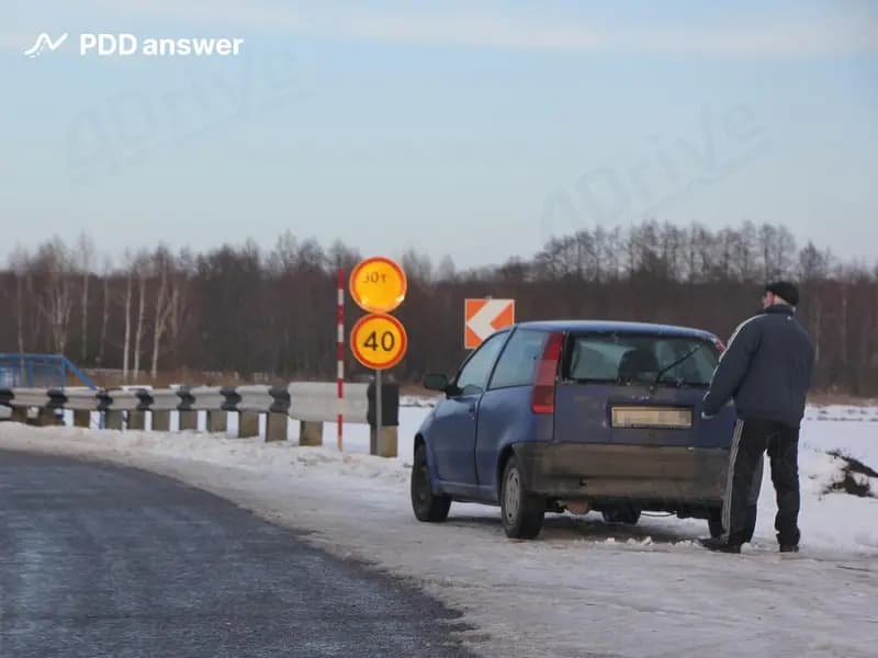 Как следует поступить водителю легкового автомобиля, если при осмотре автомобиля в пути он обнаружил отсутствие одного из болтов крепления заднего правого колеса?