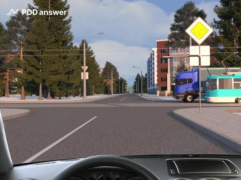 Как Вам следует поступить в показанной ситуации, намереваясь проехать перекрёсток прямо?