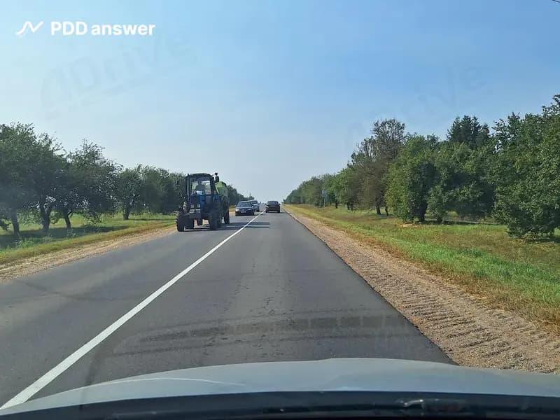 Вы движетесь к месту ремонта по дороге вне населённого пункта с неисправностью, которая не позволяет двигаться со скоростью более 25 км/ч. Позади скопились транспортные средства, которым Вы затрудняете выполнение обгона. Как Вам следует поступить в сложившейся ситуации?