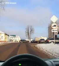 Разрешено ли Вам, управляя грузовым автомобилем с технически допустимой общей массой не более 3,5 тонны, на показанном перекрёстке повернуть налево?