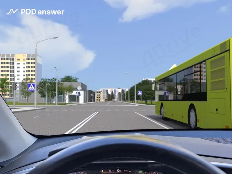 Как Вам следует поступить, приближаясь к пешеходному переходу (светофоры отключены), если по соседней справа полосе автобус движется с меньшей скоростью, но не останавливается?