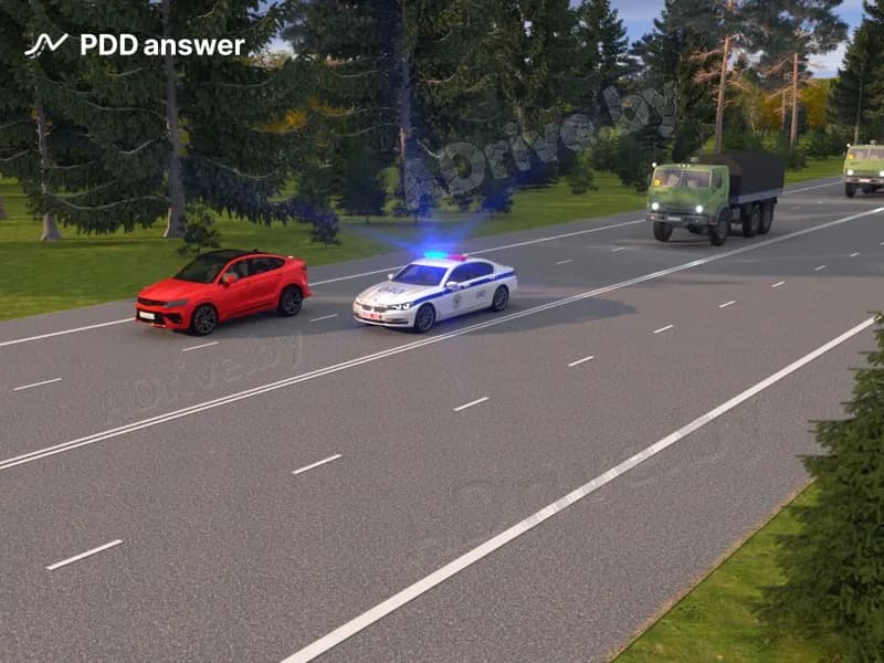 Водитель красного автомобиля увидел в зеркале заднего вида приближающуюся организованную транспортную колонну. Какие его действия в ситуации, когда первый автомобиль колонны поравнялся с ним (начал опережать его), будут соответствовать Правилам дорожного движения?