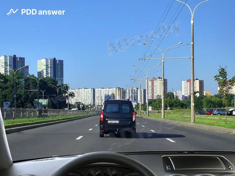 По какой полосе движения Вам разрешается произвести опережение в показанной ситуации?