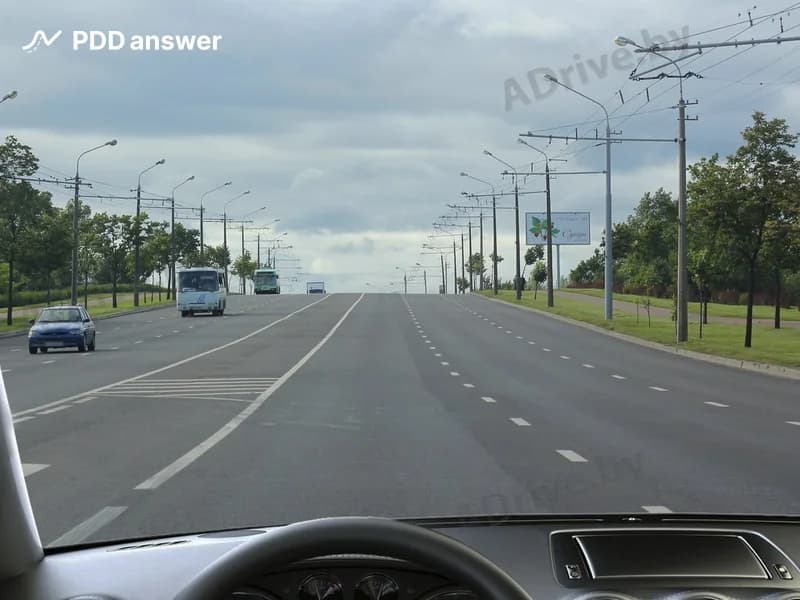 Разрешено ли Вам, управляя легковым автомобилем, после завершения опережения продолжать движение прямо в показанной полосе движения в населённом пункте?