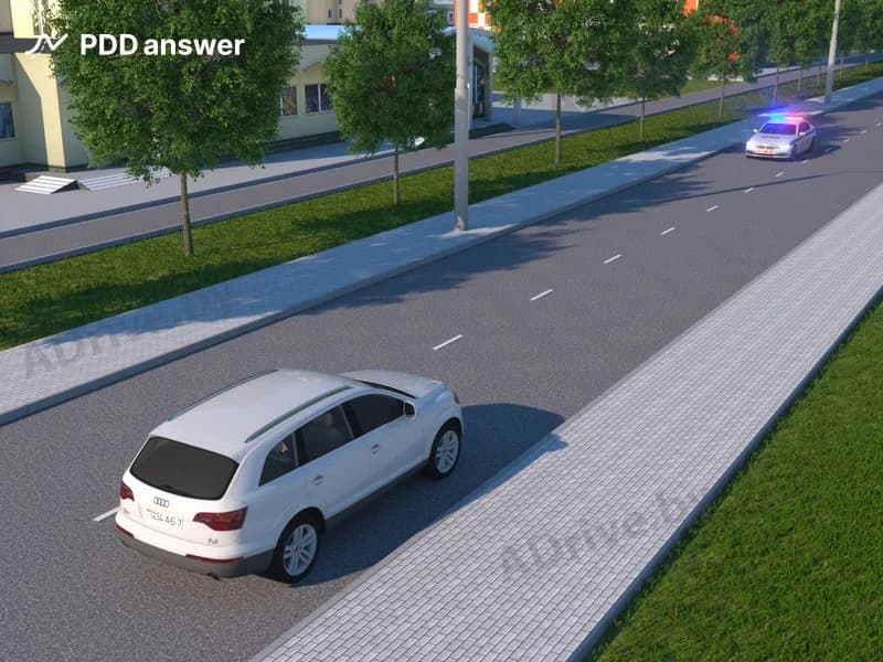 Как следует поступить водителю белого автомобиля в показанной ситуации при приближении транспортного средства оперативного назначения?