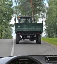 Разрешено ли Вам, управляя легковым автомобилем, произвести обгон колёсного трактора, движущегося со скоростью не более 25 км/ч, на показанном участке дороги?
