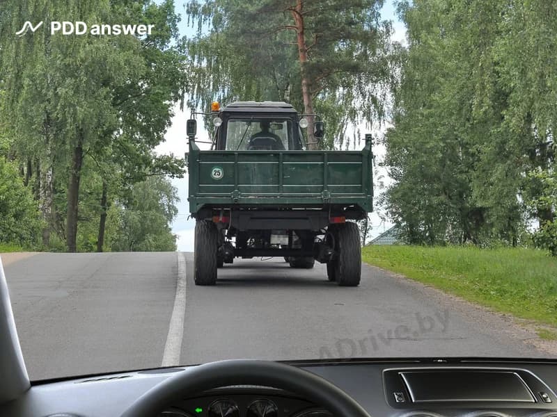 Разрешено ли Вам, управляя легковым автомобилем, произвести обгон колёсного трактора, движущегося со скоростью не более 25 км/ч, на показанном участке дороги?