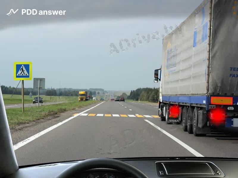 Как Вы должны поступить в показанной ситуации, если грузовой автомобиль замедлил движение?