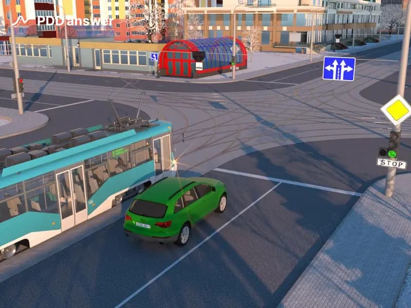 Как следует поступить водителю легкового автомобиля в показанной ситуации, если он намерен двигаться прямо, а трамвай поворачивает направо (светофор для регулирования движения трамваев не работает)?