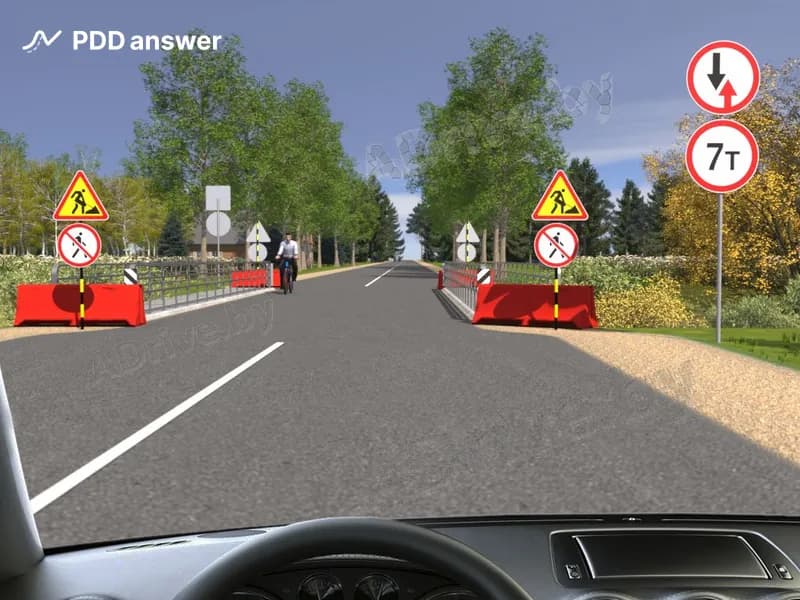 Разрешается ли Вам въехать на мост одновременно с велосипедистом в показанной ситуации?