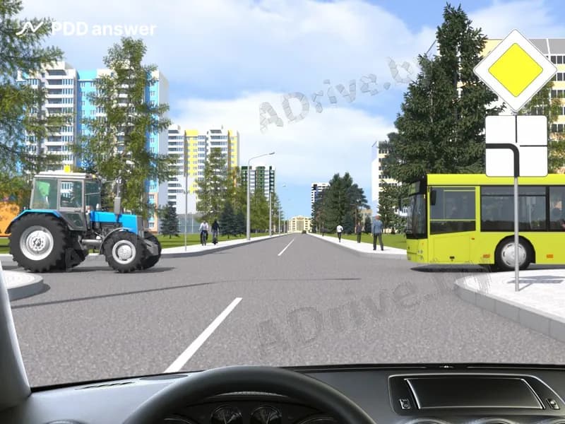 Как Вам следует поступить в показанной ситуации, двигаясь на перекрёстке прямо?