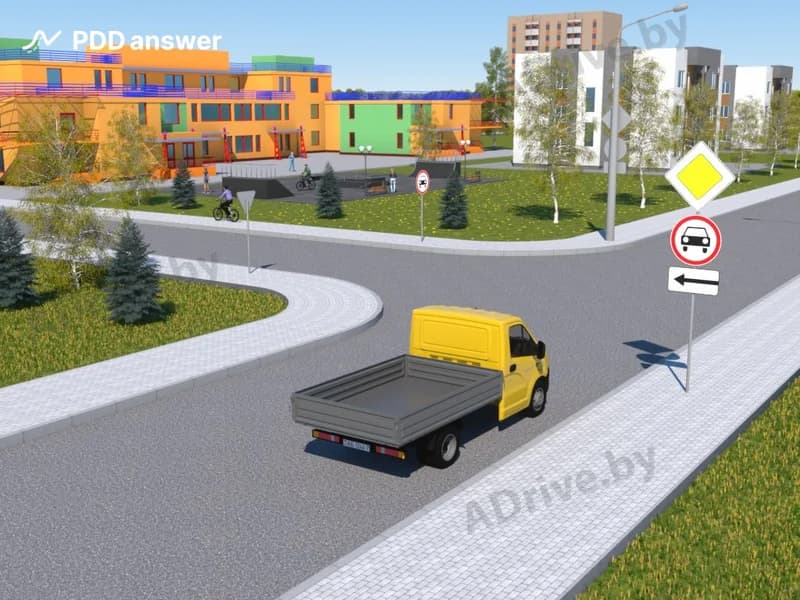 В каких направлениях разрешено продолжать движение водителю грузового автомобиля?