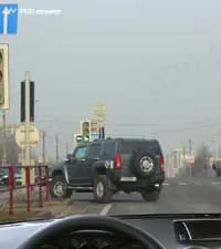 В каких направлениях из перечисленных Вам разрешено продолжить движение в показанной ситуации из занимаемой полосы движения?