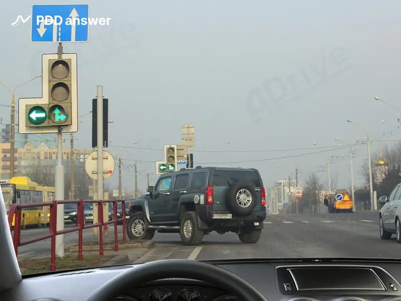 В каких направлениях из перечисленных Вам разрешено продолжить движение в показанной ситуации из занимаемой полосы движения?