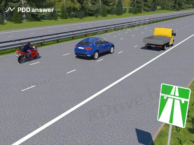 Нарушает ли кто-нибудь из водителей  в показанной ситуации Правила дорожного движения, двигаясь по дороге, обозначенной таким дорожным знаком, со скоростью 120 км/ч?