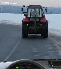 Разрешено ли Вам выполнить обгон трактора в показанной ситуации на повороте дороги, обозначенном дорожным знаком «Опасный поворот»?