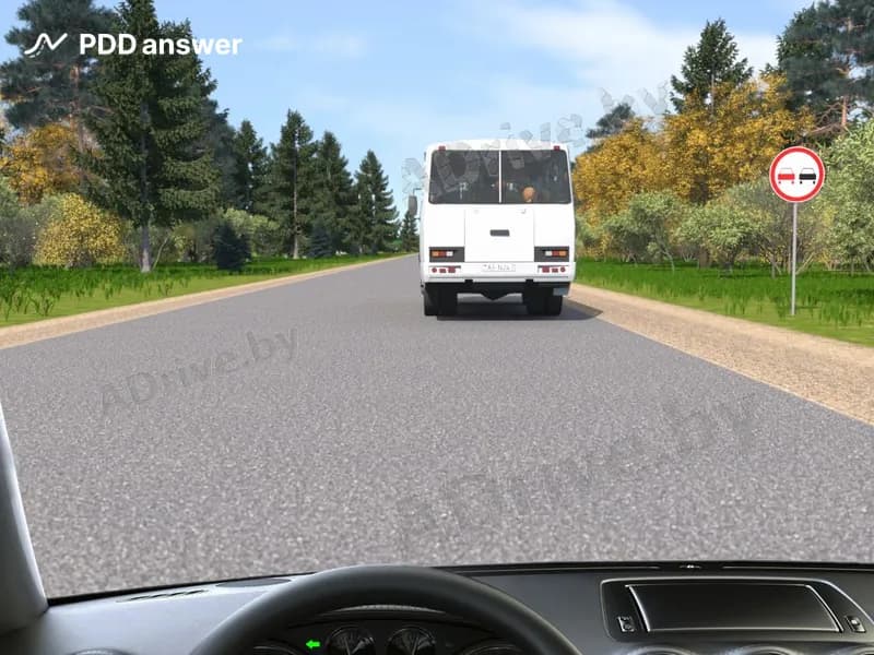 В каком случае Вы, управляя легковым автомобилем, не нарушите Правила дорожного движения, совершив обгон автобуса в показанной ситуации?