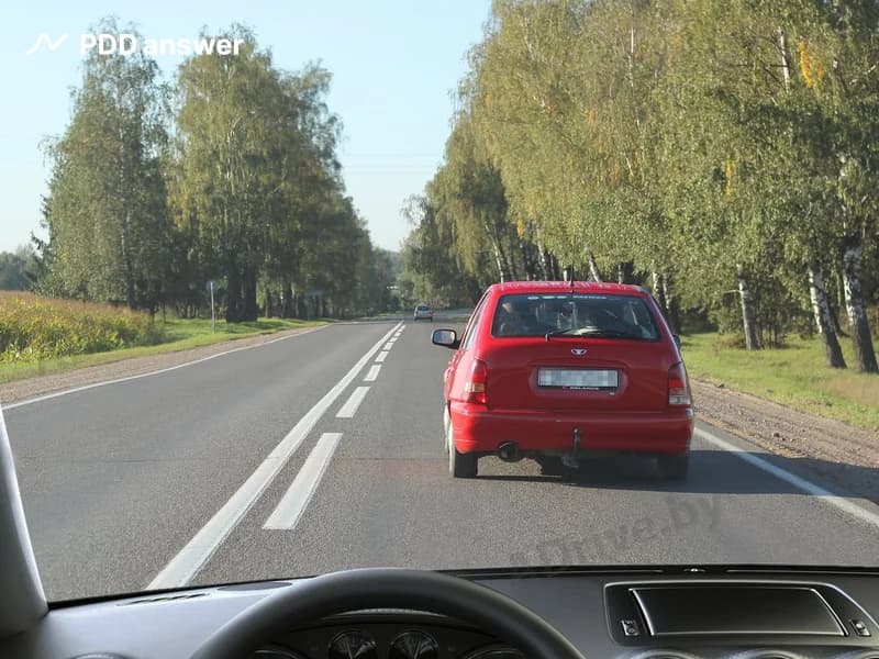 Разрешает ли показанная линия горизонтальной дорожной разметки, разделяющая транспортные потоки противоположных направлений, выполнить обгон со стороны прерывистой линии?