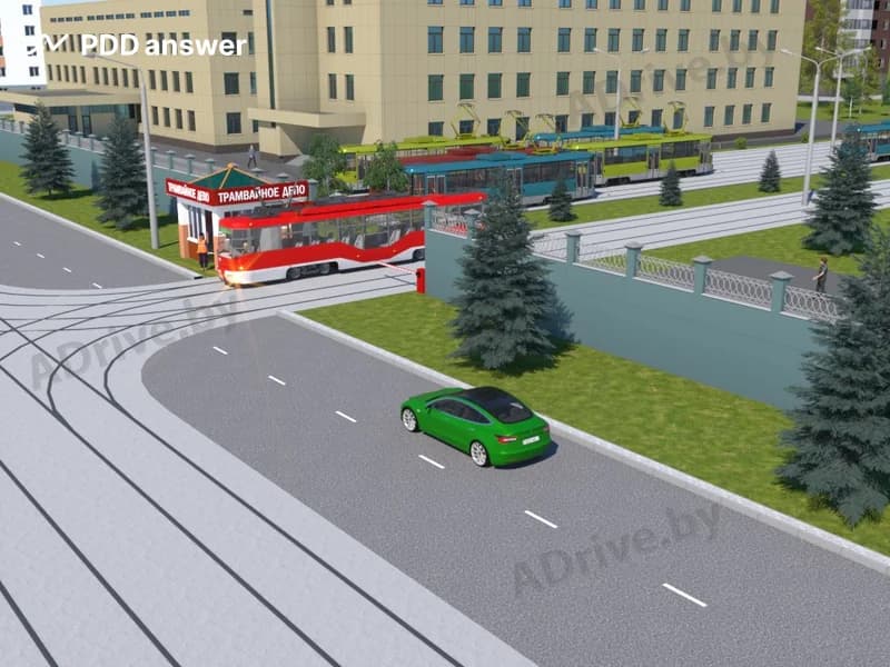 Должен ли водитель зелёного легкового автомобиля уступить дорогу трамваю?