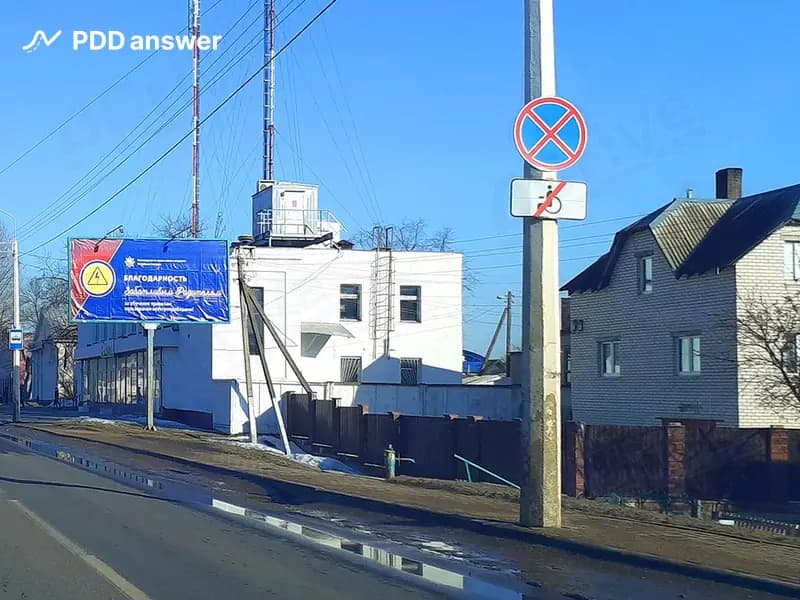 Каким транспортным средствам разрешена остановка в зоне действия показанных дорожных знаков?