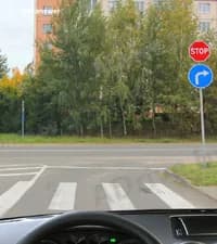 В каком из указанных мест Вы обязаны остановиться при приближении к перекрёстку в показанной ситуации?
