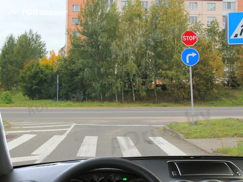 В каком из указанных мест Вы обязаны остановиться при приближении к перекрёстку в показанной ситуации?