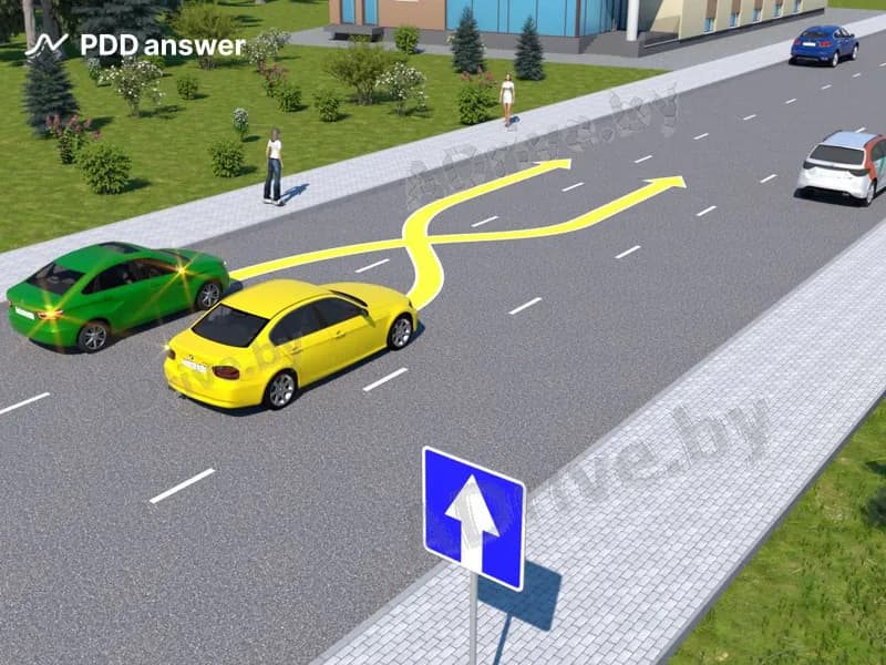 Водитель жёлтого автомобиля решил перестроиться в третью полосу для последующей остановки у тротуара, а водитель зелёного автомобиля — во вторую полосу для объезда стоящего синего автомобиля. Кто в показанной ситуации должен уступить дорогу?