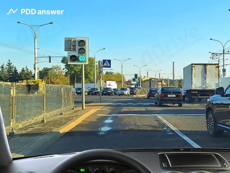 Разрешено ли Вам выехать к краю пересекаемой проезжей части дороги с целью ожидания включения сигнала светофора, разрешающего поворот налево?