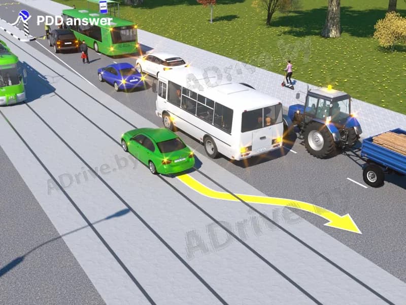 Разрешено ли водителю зелёного легкового автомобиля в показанной ситуации вернуться задним ходом на ранее занимаемую полосу движения?