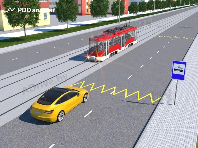 Разрешено ли водителю жёлтого автомобиля опередить трамвай в зоне остановочного пункта трамвая в показанной ситуации при отсутствии пешеходов на проезжей части дороги?