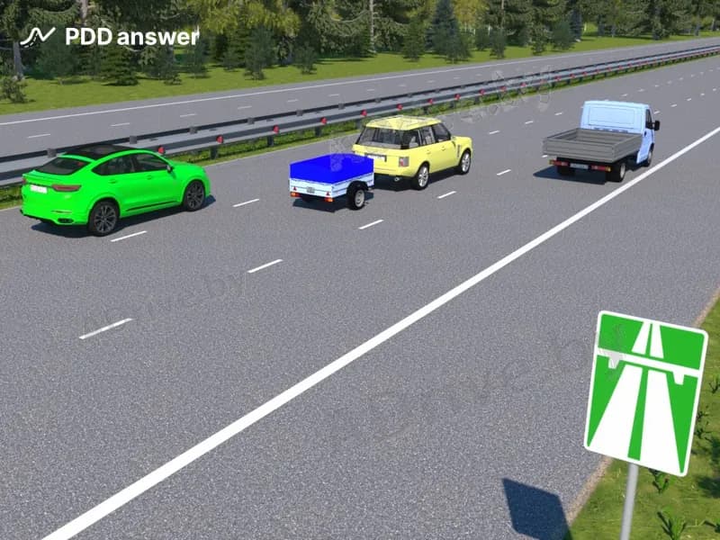 Водитель какого автомобиля нарушает Правила дорожного движения, двигаясь в показанной обстановке по автомагистрали со скоростью 110 км/ч?