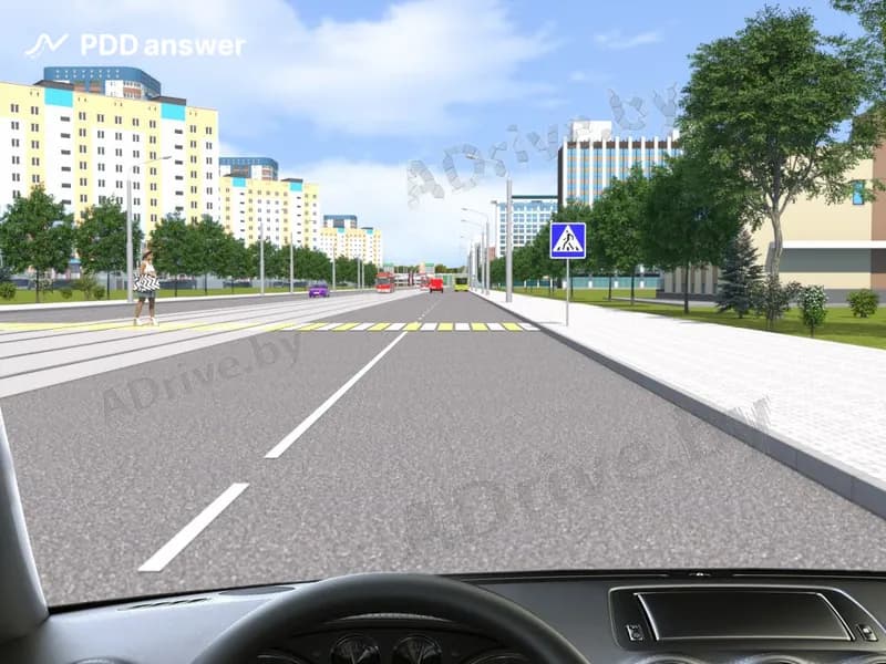 Как должен поступить водитель в показанной ситуации, если он прогнозирует, что расстояние между его транспортным средством и приближающимся пешеходом (в момент пересечения траектории движения пешехода) составит менее двух полос движения транспортного средства (в том числе одну полосу и трамвайные пути попутного направления)?