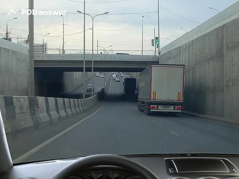 Разрешено ли Вам выполнить опережение автопоезда под путепроводом в показанной ситуации?