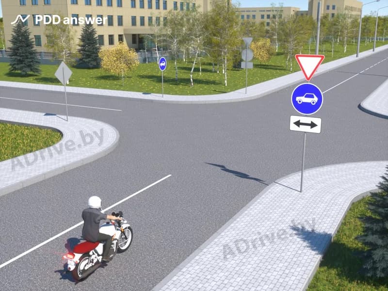 В каких направлениях в показанной ситуации разрешено продолжить движение мотоциклисту?