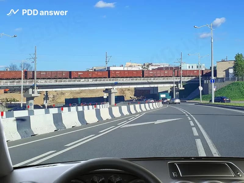 Обязаны ли Вы в показанной ситуации подать сигнал световыми указателями поворота?