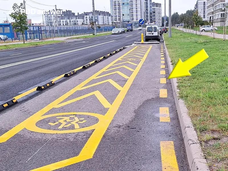 Если у края проезжей части дороги нанесена жёлтая прерывистая линия горизонтальной дорожной разметки, то в указанном месте: