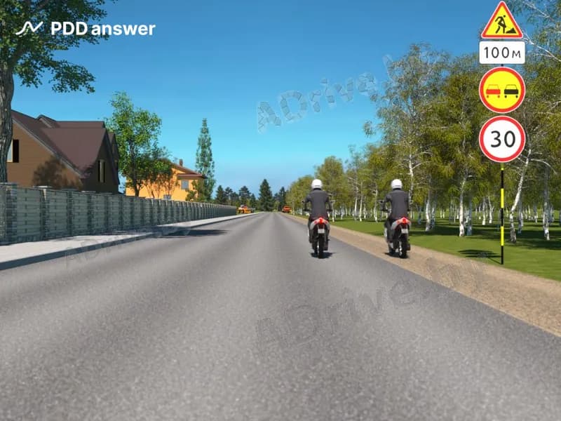 Кто из водителей мопедов правильно осуществляет движение по дороге в показанной ситуации?