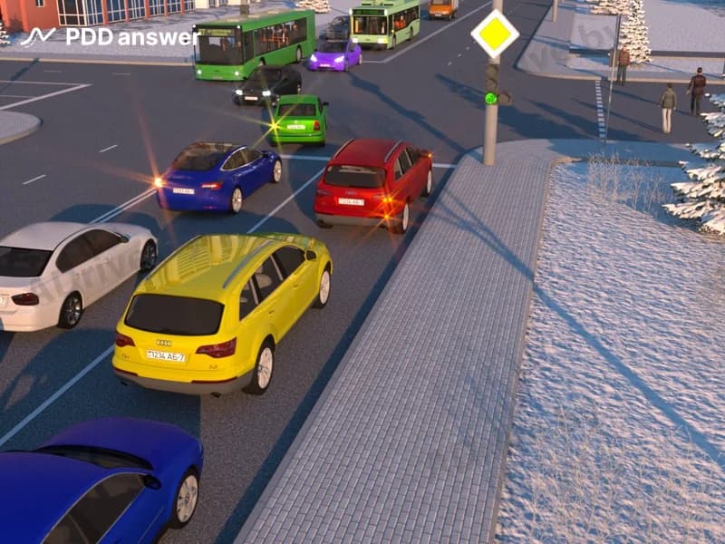 Как поступить водителю красного автомобиля, намеревающемуся повернуть направо, если сзади него скопились транспортные средства в ожидании проезда прямо?