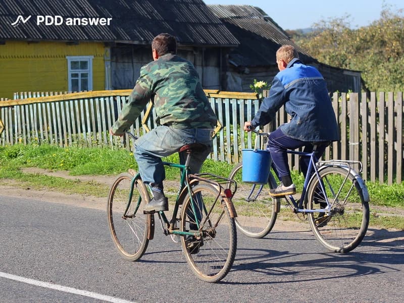 Разрешается ли движение велосипедистов по проезжей части дороги в два ряда в показанной ситуации?