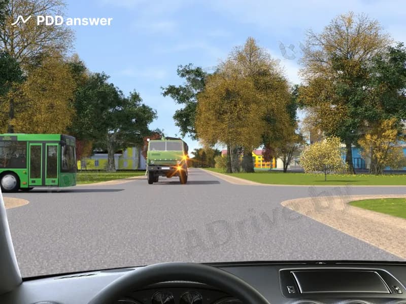 При движении прямо Вы в показанной ситуации: