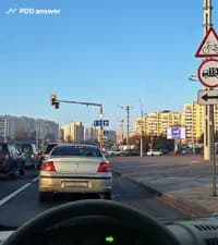 Разрешено ли Вам, управляя грузовым автомобилем с фактической массой 3 тонны, повернуть направо на показанном перекрёстке?