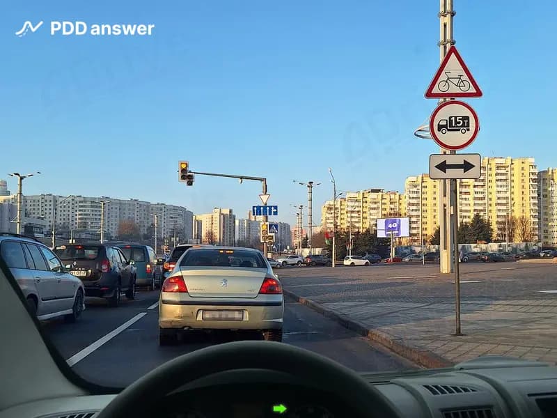 Разрешено ли Вам, управляя грузовым автомобилем с фактической массой 3 тонны, повернуть направо на показанном перекрёстке?